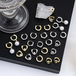 Boucles D'oreilles Créoles Géométriques Coeur Avec Künstliche Perle Synthétique Strass Alliage De Cuivre Bijoux De Mode Pour Femmes