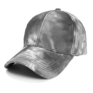 Gros plan sur la texture en coton tie-dye gris et les coutures d'une casquette de baseball