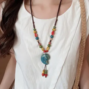 Collana di perle in ceramica fatta a mano con ciondolo a spirale blu per le vacanze