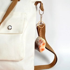 Porte-clés tranche de poisson réaliste sur sac en toile blanche avec texture détaillée