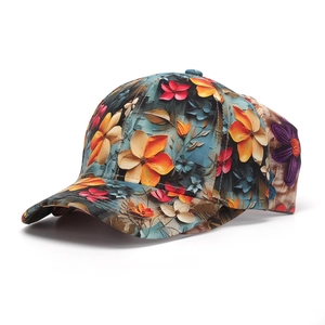 Vue détaillée d'une casquette fleurie avec des imprimés floraux artistiques vibrants