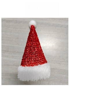 Dettaglio del mini cappello natalizio di paillettes rosse portaposate su legno