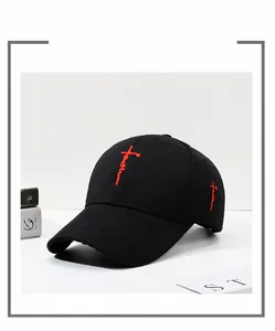 Primer plano de una gorra negra con bordado 3D rojo detallado y textura de sarga de algodón