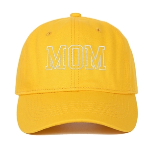 Gros plan détaillé de la casquette jaune en coton avec broderie de lettres MOM de qualité