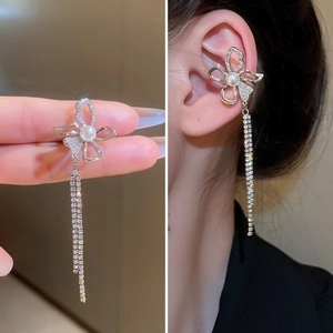 Vue détaillée de boucles d'oreilles nœud en argent avec strass et longues chaînes