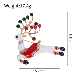 Broche renne de Noël en émail blanc avec strass rouges et dorure élégante, 5,7 cm