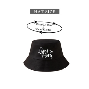Détail du texte 'boy mom' et imprimé cœur sur chapeau bob en coton noir avec tailles