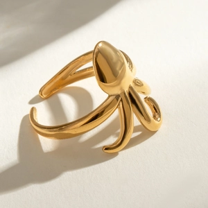 Dettaglio di un anello a forma di polpo dorato con design aperto e regolabile