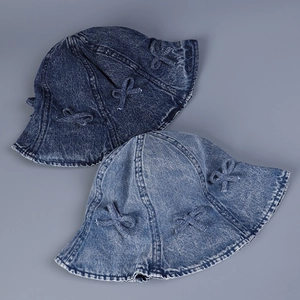 Vue détaillée de bobs en jean avec nœuds en tissu et bords effilochés en deux tons de bleu