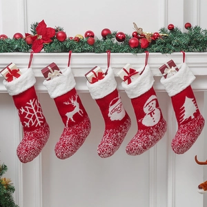 5er-Pack rot-weiße Weihnachtsstrümpfe mit Schneemann und Rentier am Kamin aufgehängt