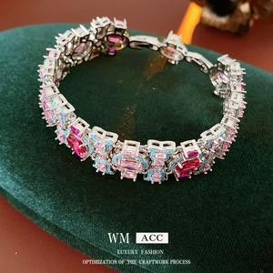 Bracelet vintage en argent avec zircon et pierres roses sur un support en velours