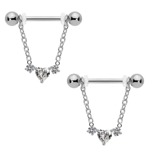 Makroansicht von herzförmigen Zirkon-Brustpiercings mit hängenden Ketten aus Silber