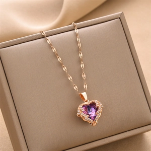 Elegante Halskette aus roségoldenem Titanstahl mit lila Herzkristall und weißen Zirkonia