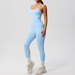 Détail du legging de yoga bleu clair à taille haute avec poches latérales pratiques