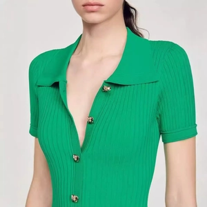 Robe longue en maille verte ajustée de style français avec col en V et boutons en métal