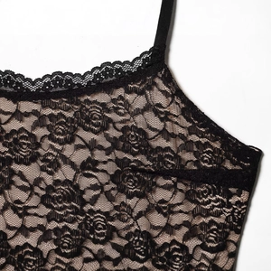 Elegante abito attillato in pizzo nero con dettagli floreali all'uncinetto e spalline fini