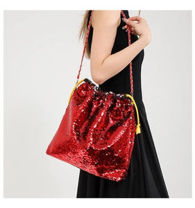 Vue détaillée du sac seau à paillettes rouges avec bandoulière chaîne sur modèle