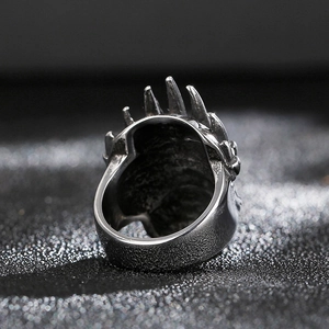 Dettaglio macro dell'anello da uomo in acciaio al titanio con artigli gotici e finitura opaca