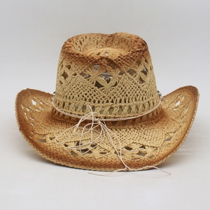 Detail eines handgewebten Stroh-Cowboyhuts mit Farbverlauf und atmungsaktiver Textur
