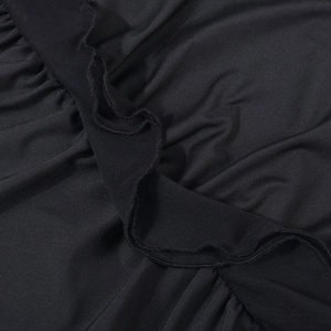 Gros plan détaillé des coutures en maille noire et tissu tricoté de la robe sexy