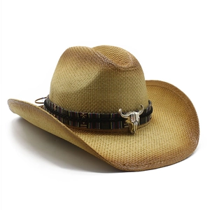 Khaki Stroh-Cowboyhut mit Ethno-Band und Stierschädel-Emblem auf weißem Grund
