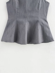Détail du haut à basque gris avec coupe sans manches et texture de tissu en sergé délicat