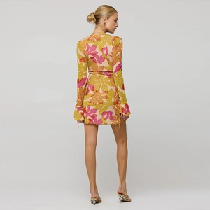 Rückansicht eines langärmeligen floralen Bodycon-Kleides mit Stricktextur in warmen Farben