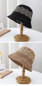 Détails du tissage au crochet des chapeaux cloche noir et beige sur supports en bois