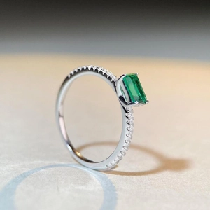 Elegant S925 sterling silver ring with emerald cut green gemstone and pavé diamonds