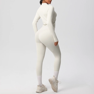 Vue arrière de l'ensemble de yoga avec legging taille haute et veste zippée ajustée