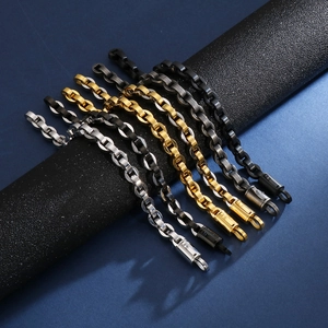 Vue détaillée de quatre finitions de bracelets à maillons ovales en acier inoxydable