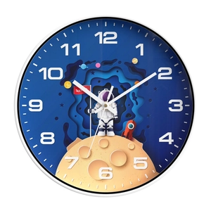 Kinder Wanduhr lautlos mit Astronauten Motiv und Weltraum Design für das Kinderzimmer