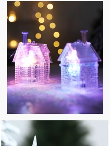Vue détaillée de mini maisons en acrylique avec LED bleue pour décoration festive