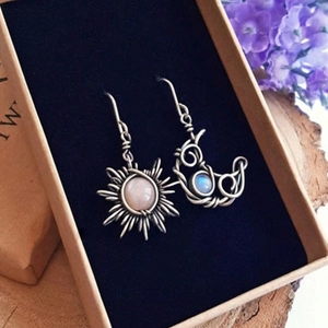 Böhmische Ohrringe mit Sonne, Mond und Mondstein in einer rustikalen Geschenkbox