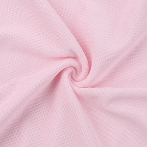 Detailansicht aus nächster Nähe von rosa Volant-Stoff mit feiner Webstruktur und Fall