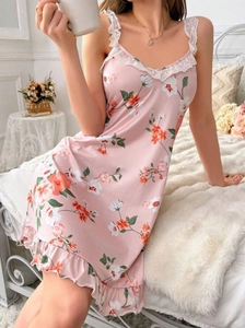 Détail de la nuisette à fleurs roses avec bordure en dentelle en V et ourlet à volants