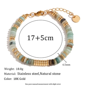 Detailansicht der 18K vergoldeten Edelstahlperlen und Natursteine am Armband