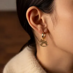 Boucles d'oreilles cheval basculant plaqué or 18 carats ornées de zircons brillants