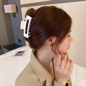 Pince à cheveux blanche mate minimaliste pour cheveux épais, vue latérale sur modèle