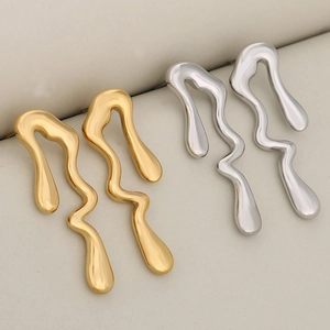 Boucles d'oreilles irrégulières en métal liquide poli finition or et argent