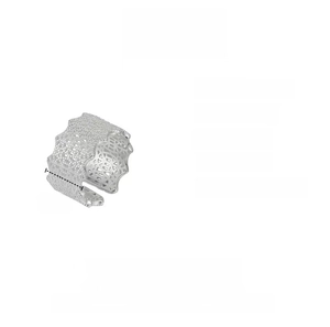 Makroaufnahme von S925 Sterlingsilber Ring mit 10mm Breite und hohl geschnittenem Muster