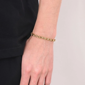 Gros plan d'un bracelet byzantin doré porté au poignet pour un style tendance