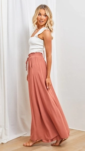 Détail de la jupe longue terracotta à taille haute avec cordon et taille plissée