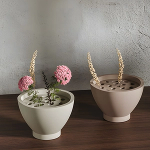 Moderne minimalistische Mehrloch-Blumenvase aus mattem Grau und Braun für Gestecke