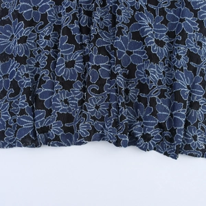Robe élégante en jean avec col en V, manches bouffantes et broderie florale bleue sur noir