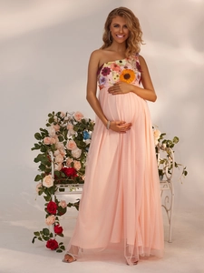 Rosa Umstandskleid mit floraler Stickerei, One-Shoulder-Schnitt und Tüllrock mit Schlitz