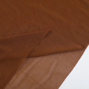 Vue détaillée en gros plan du tissu en maille marron transparent avec texture fine