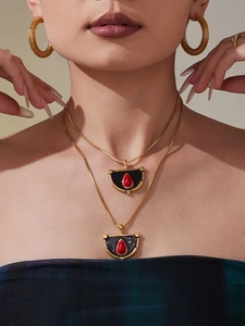 Détail du collier pendentif grande roue avec créoles et bagues sur modèle