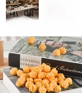 Détail macro d'un modèle de pop-corn en PVC réaliste avec surface texturée et fini orange