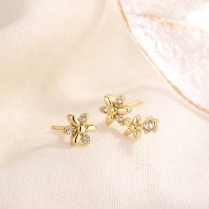 Asymmetric 925 silver flower stud earrings with sparkling crystals in golden finish